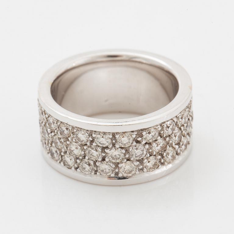 Brilliant-cut diamond ring.