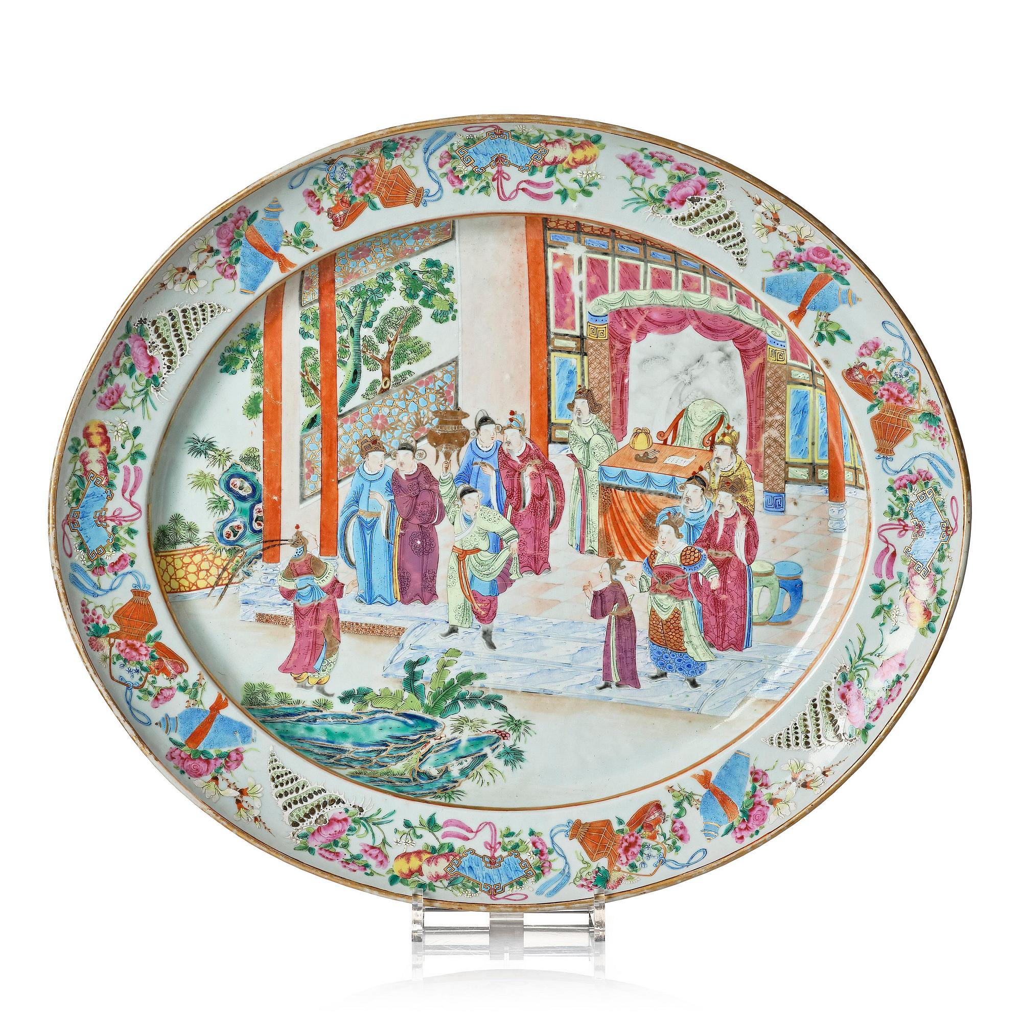 Praktfat, porslin. Qingdynastin, Kanton, 1800-tal.