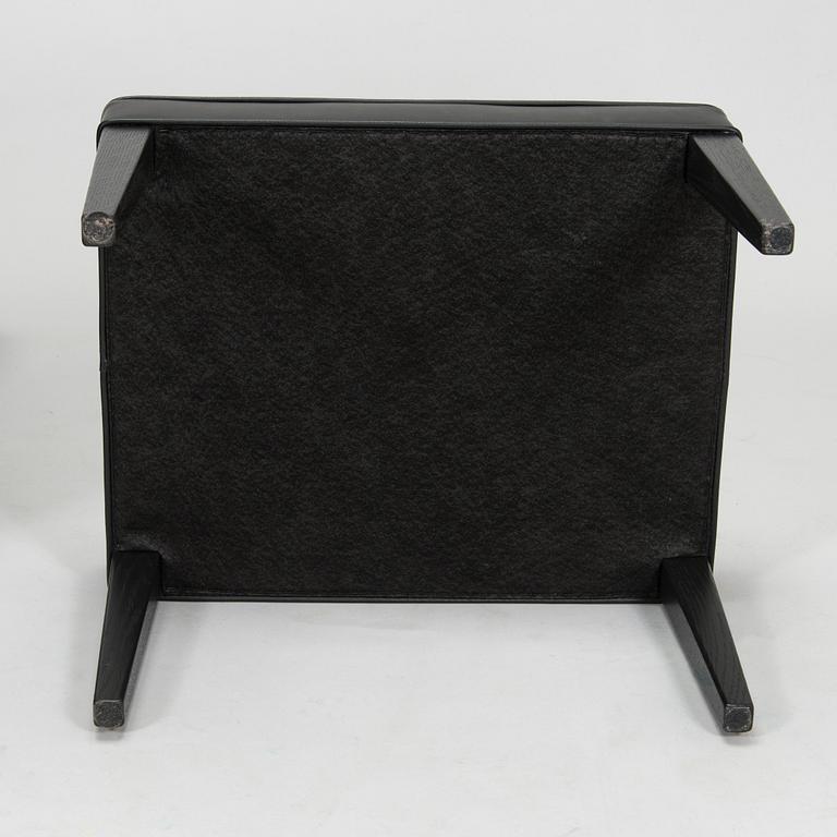 Frits Henningsen, fåtölj, "Heritage Chair", modell "FH419", och fotpall, Carl Hansen & Son, Danmark.