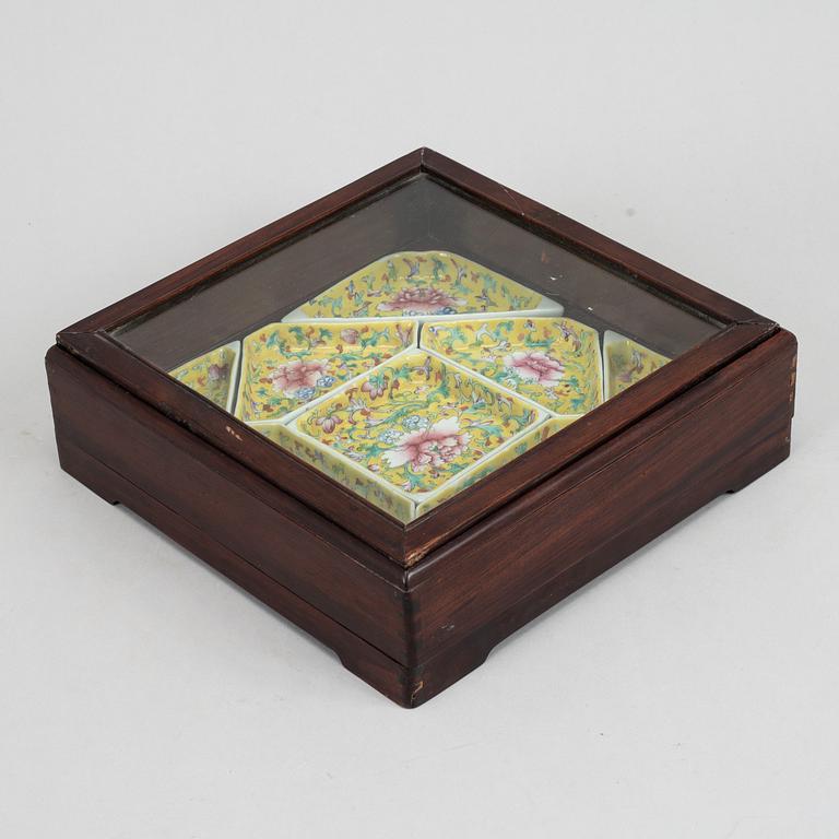 A Chinese caberet, nine pieces i a wooden  case, 20th Century.