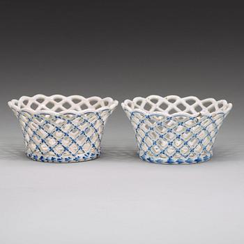 A pair of Swedish faience chesnut baskets, Rörstrand, 1700-tal.