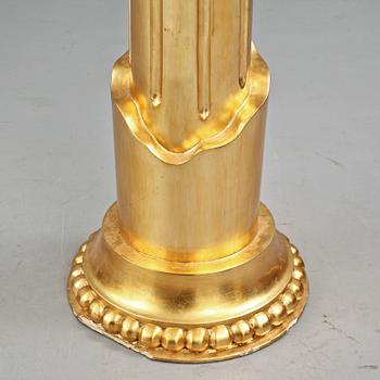 KOLONNER, ett par, gustaviansk stil, 1900-talets andra hälft.