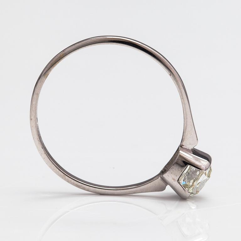 Ring, 18K vitguld och cushionslipad diamant ca 1.01 ct. IGI-certifikat.