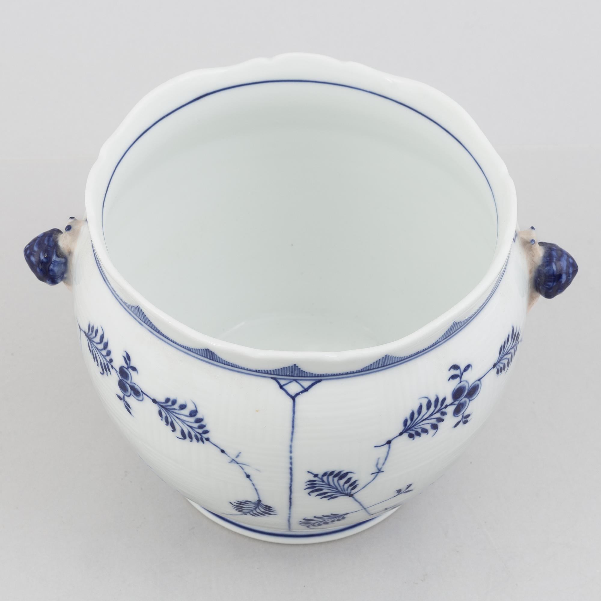 A 'Blue Fluted Plain'/'Musselmalet' porcelain pot, Royal Copenhagen, 1901.