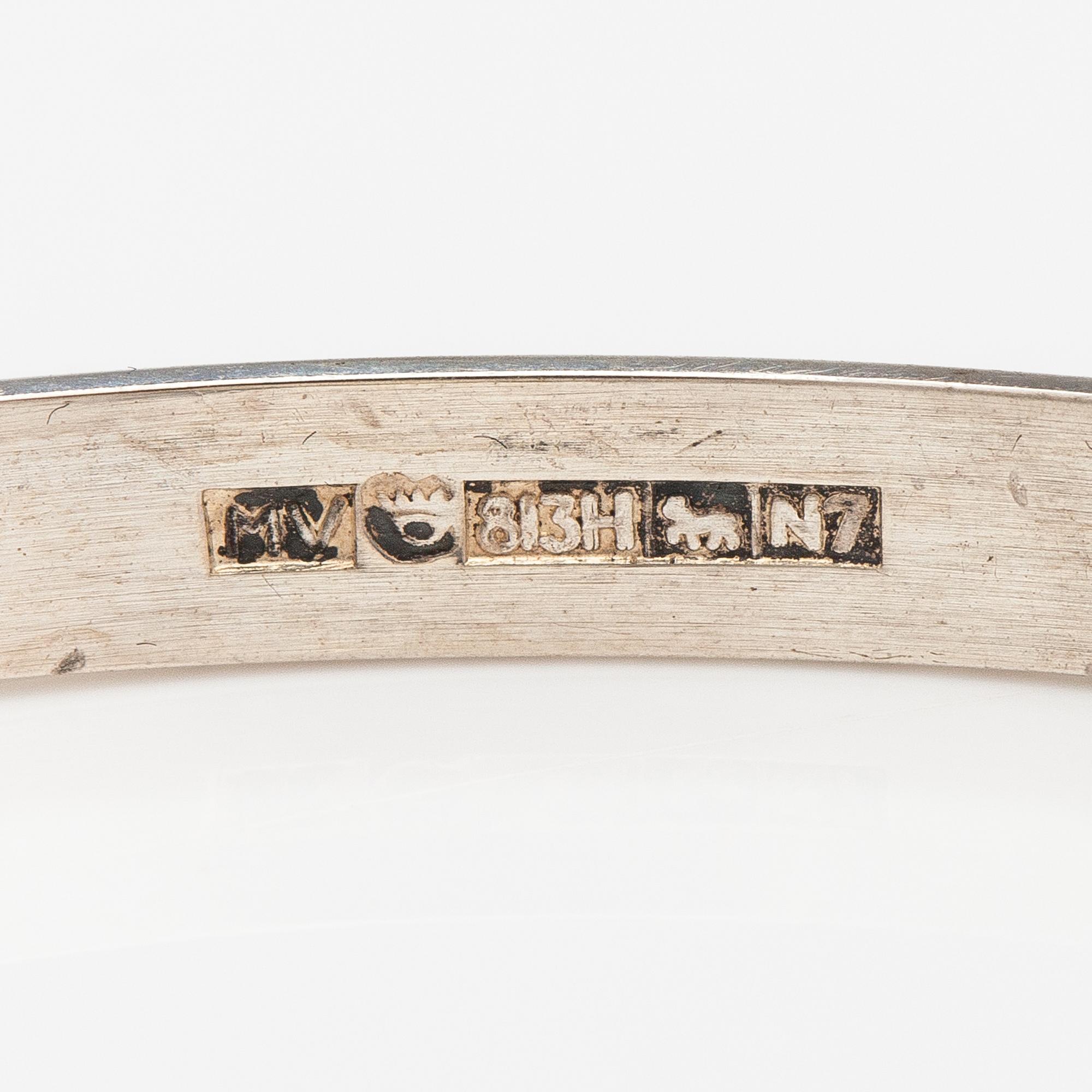 A silver bracelet with a rose quarts. Martti Viikinniemi, Heinola 1966.