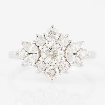 Ring in 14K white gold set with brilliant-cut diamonds.