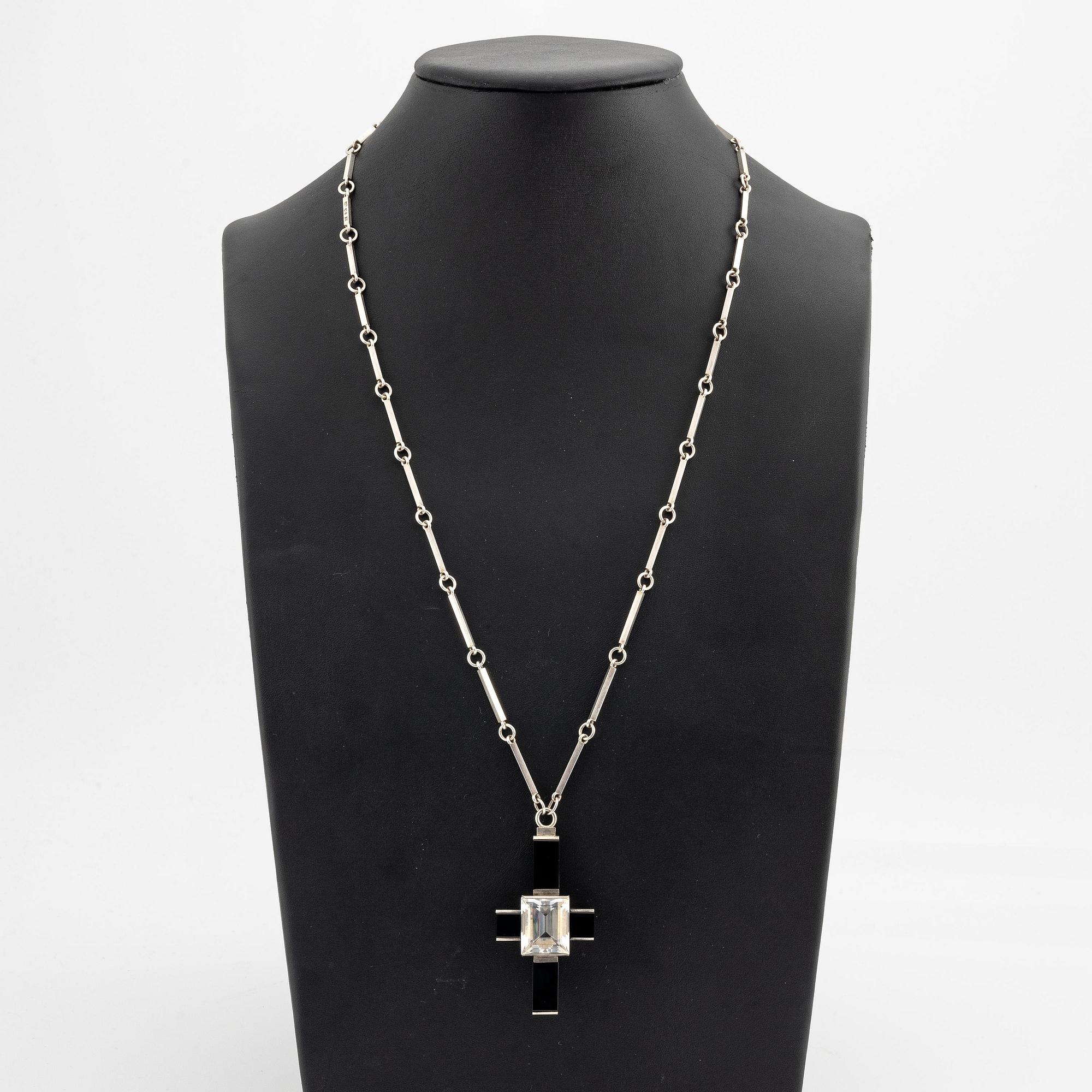 Wiwen Nilsson, hänge, silver med bergkristall och onyx, i form av ett kors, Lund 1939.