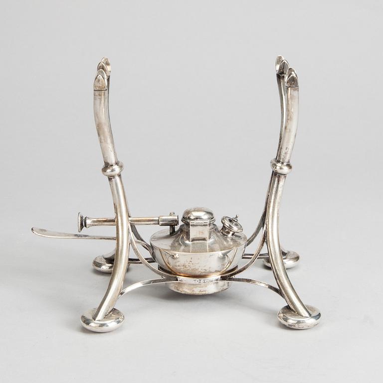 TEKANNA MED RECHAUD, silver, K. Andersson, Stockholm 1905. Vikt 1493 g.