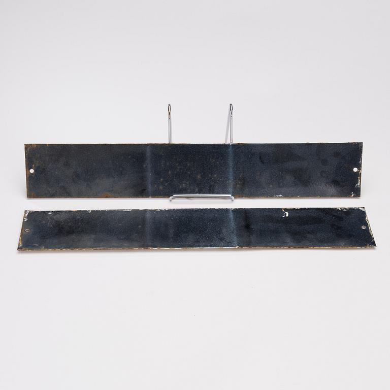 GATUSKYLTAR, 2 st, emaljerad metall, Finland 1900-talets mitt.