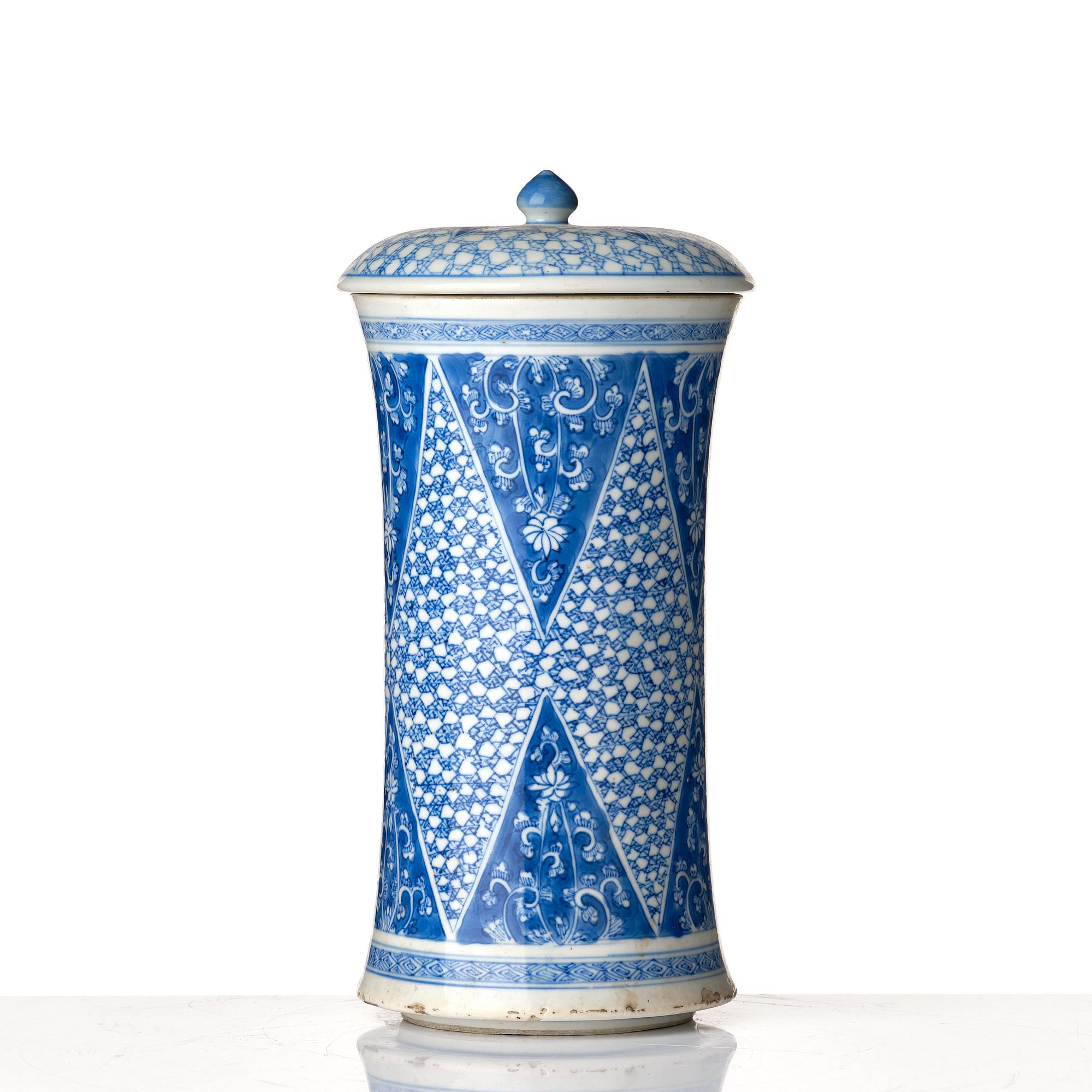 A blue and white cylindric vase with cover, Qing dynasty, Kangxi (1662-1722).