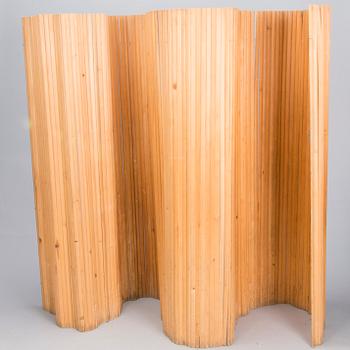 ALVAR AALTO, A mid 20th century screen for Artek, Finland. Circa 170x350 cm.