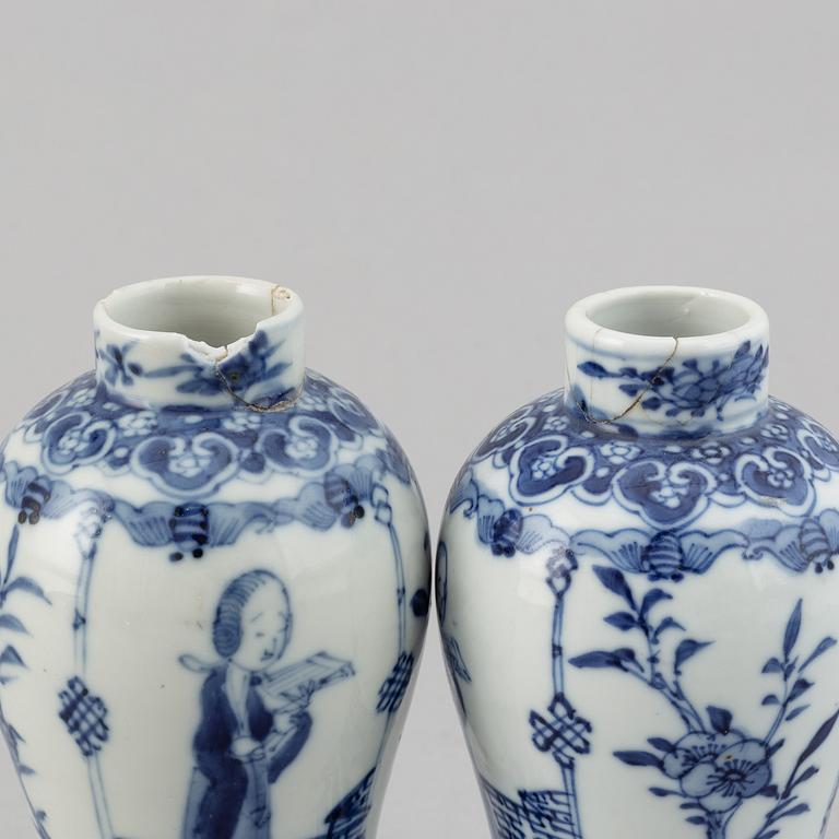 A group of blue and white chinese and japanese porcelain, 18th/19th Century. (7 pieces).