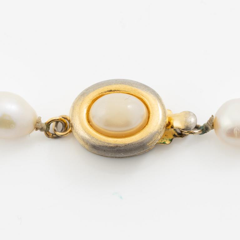 Collier och armband odlade pärlor med silverlås.