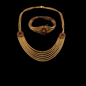 COLLIER samt ARMBAND, 18k guld, med fasettslipade rosa och blå safirer, Vicenza, Italien, 1960-tal. Vikt 123 g.