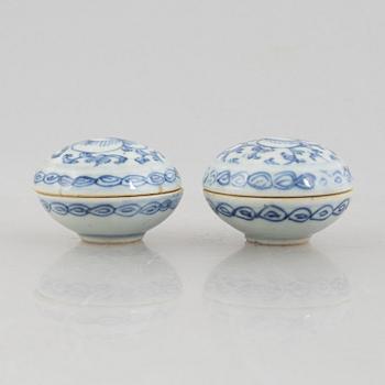 A Chinese blue and white porcelain neck stand / pillow and a pair of porcelain boxes, late Qing dynasty / early 20th cen.