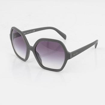 Prada, solglasögon.