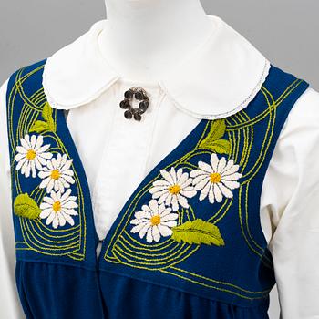 FOLKDRÄKT, Sverigedräkten, 1900-talets andra hälft. Storlek runt 38.