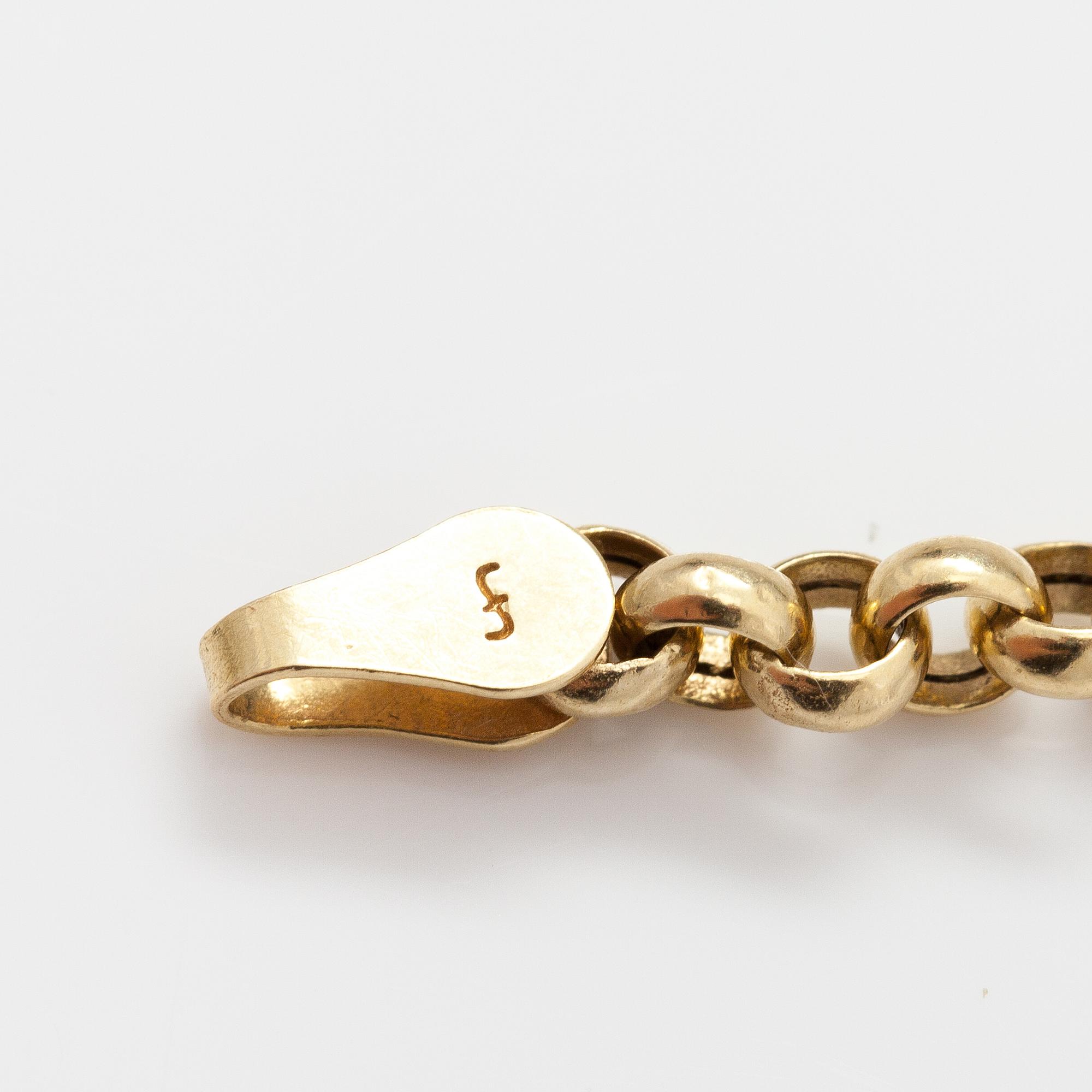 An 18K gold necklace.