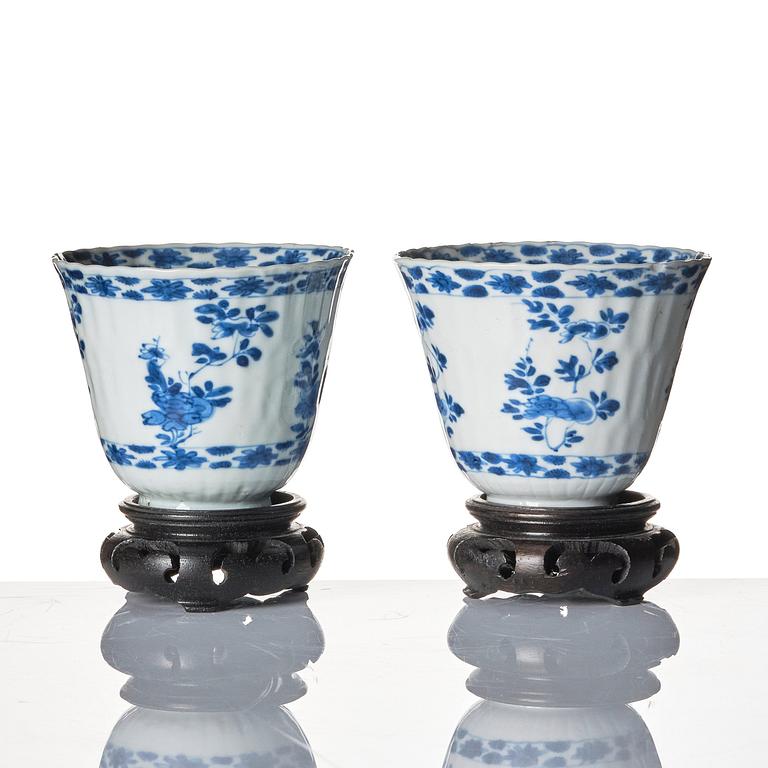 A pair of blue and white cups. Qing dynasty, Kangxi (1662-1722).