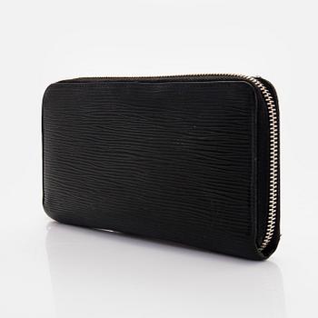 Louis Vuitton, a "Zippy" wallet.