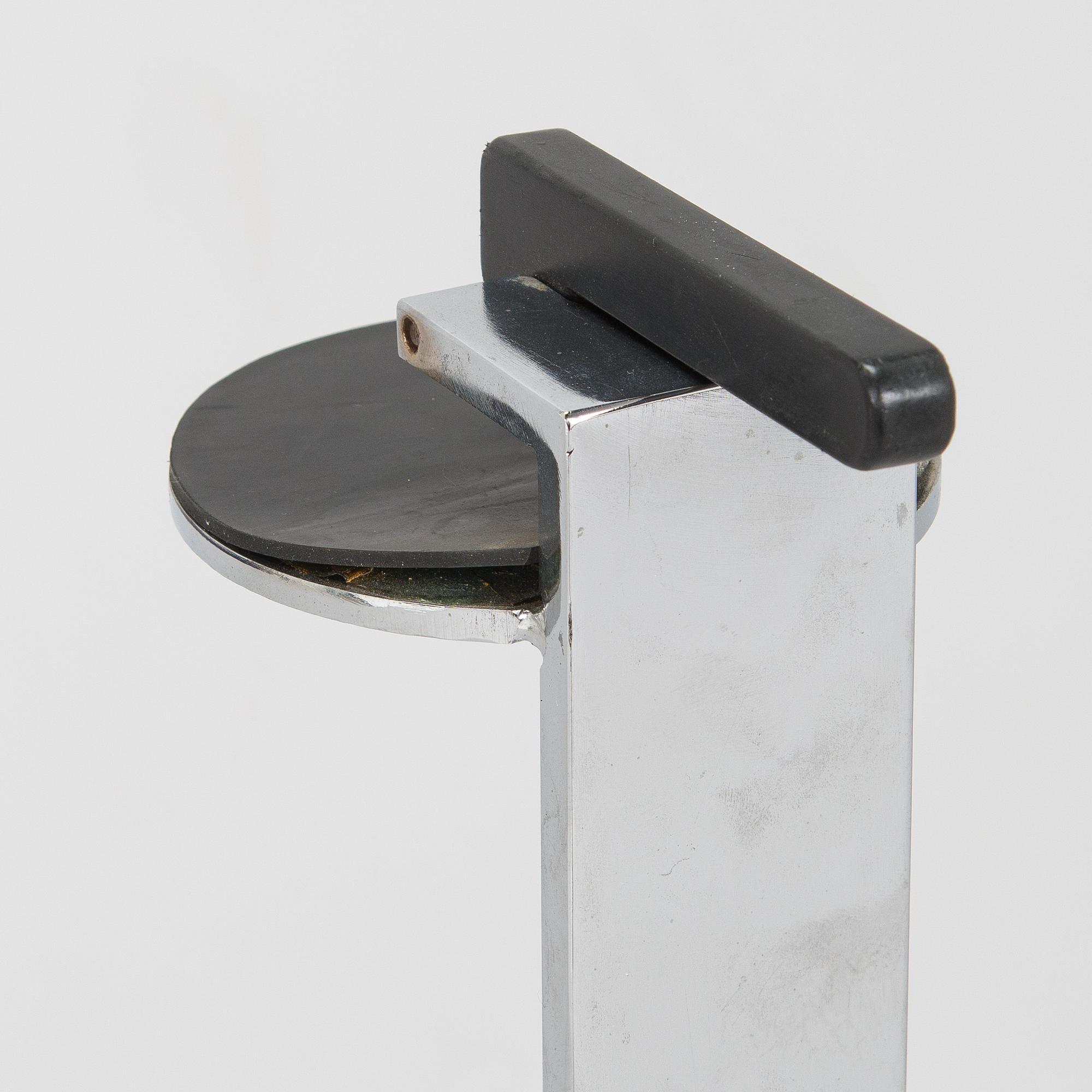 Jouni Leino, Tarjotinpöydän jalusta ,"Grip" Jouni Leino Design Studio 2009.