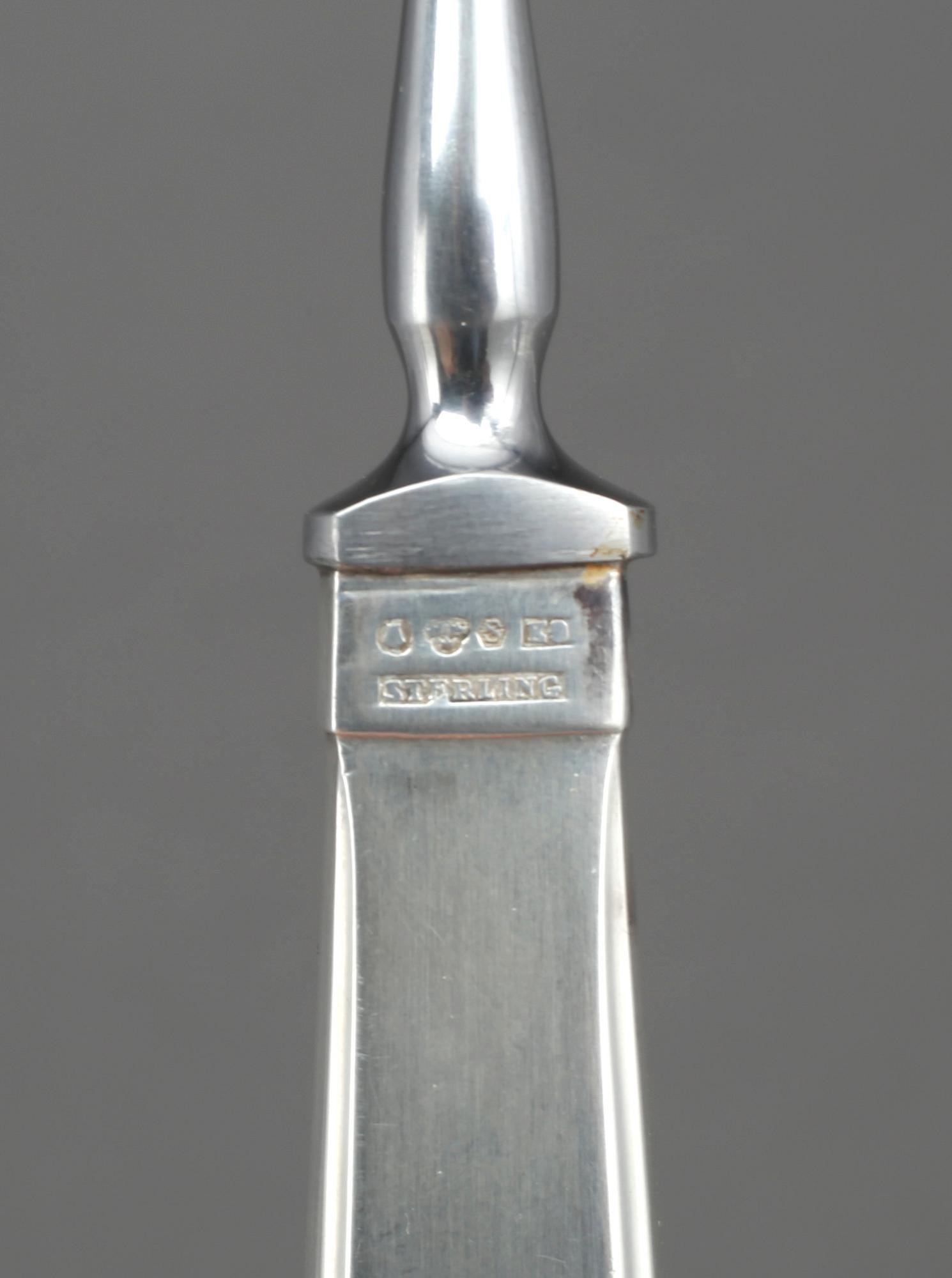 OSTHYVEL, silver, Flavia, Stockholm 1960. KNIVAR, ett par, silver. Modell Chippendale, ostämplade. Total vikt 178 gram.