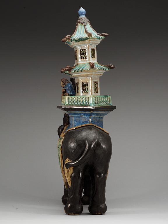 A pair of elephants with pagodas, presumably Qing dynasty.