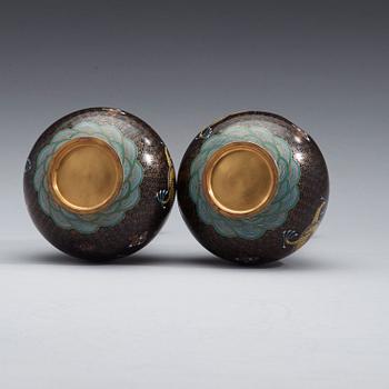 A pair of cloisonné vases, late Qing dynasty (1644-1912).