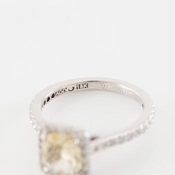 Ring in 18K white gold set with an oval-cut yellow sapphire and brilliant-cut diamonds.