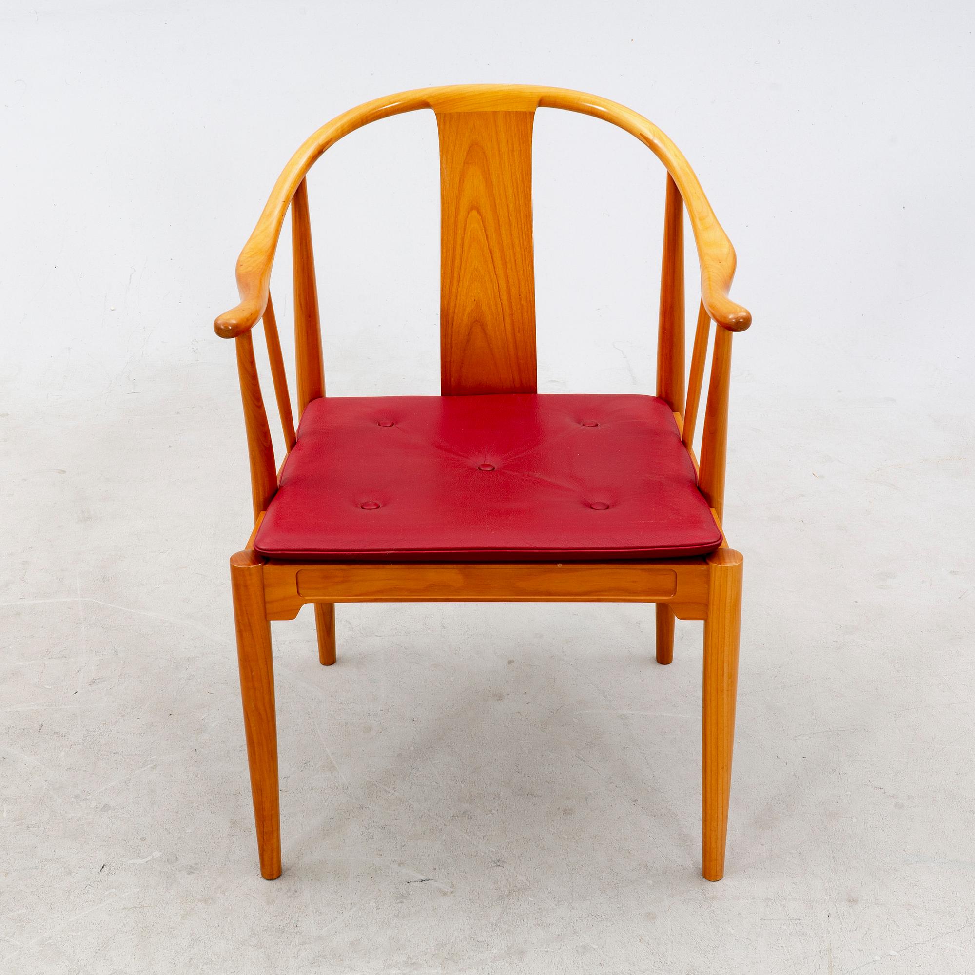 Hans J Wegner, karmstolar ett par "Kina-stolen" för Fritz Hansen, Danmark, daterade 1994.