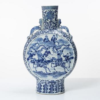 A large Chinese blue and white porcelain moon flask, Qing dynasty, 19th century.