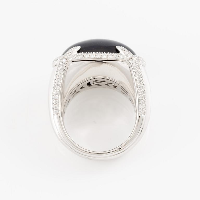 Ring in 18K white gold with opal and brilliant-cut diamonds.