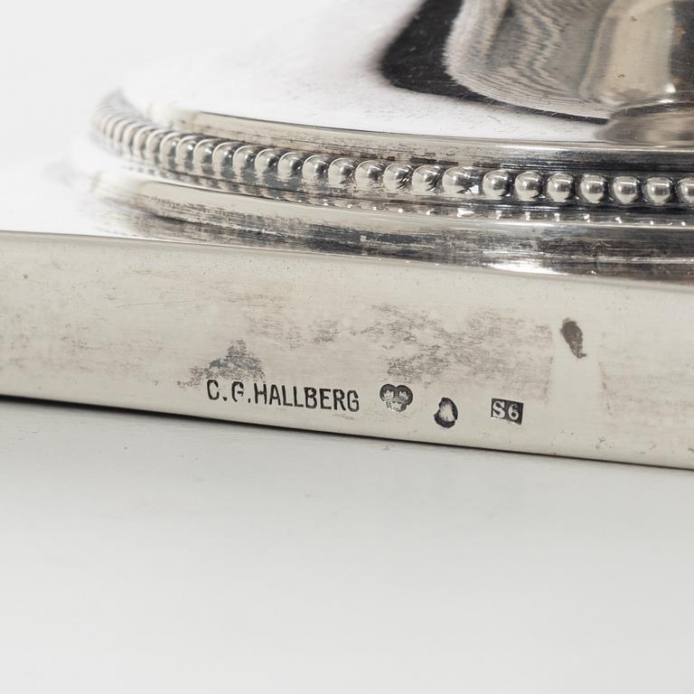 C.G. Hallberg, A Swedish silver sugar bowl with glass insert, mark of CG Hallberg, Stockholm 1896.