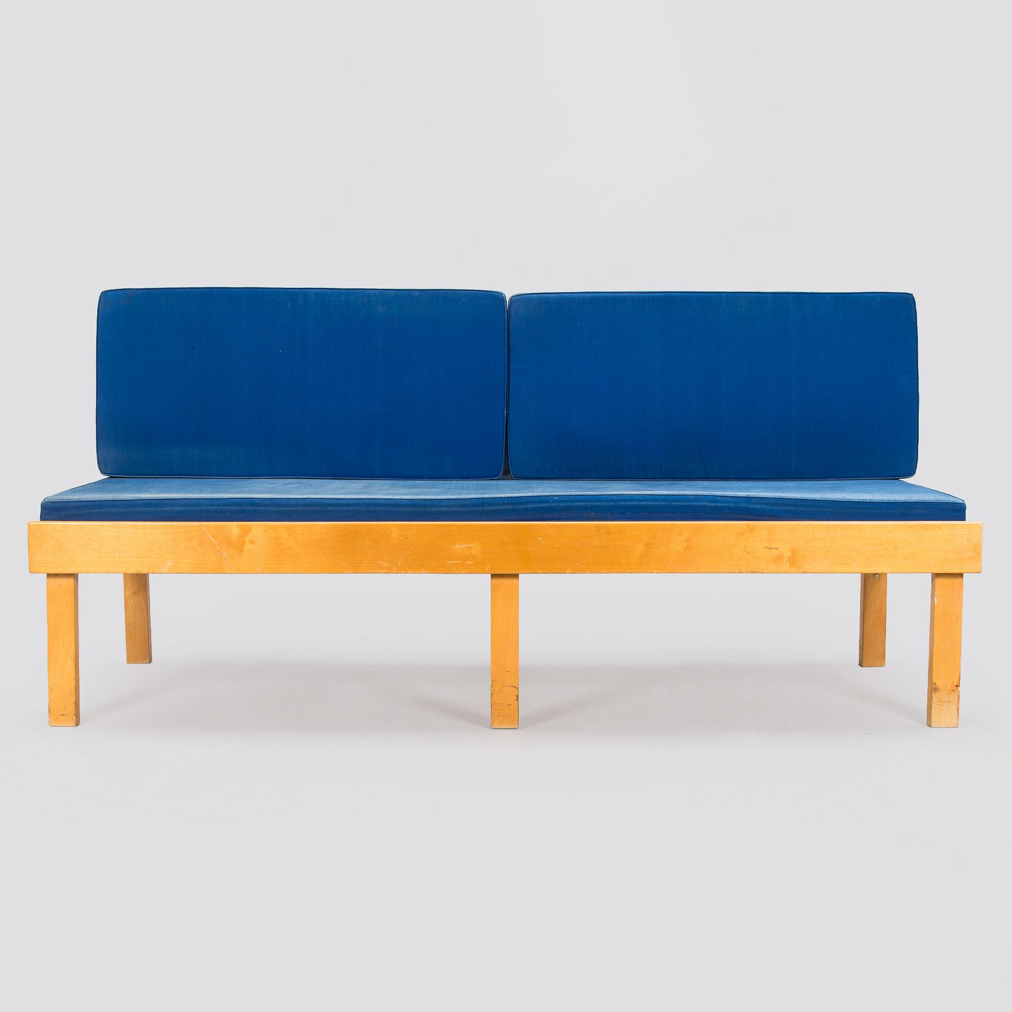 Soffbänk, modell E1295, design Arteks ritkontor, för O.Y Huonekalu-ja Rakennustyötehdas A.B. 1957.