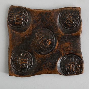 KOPPARMYNT, HALV DALER  med Fredrik I monogram 1729.