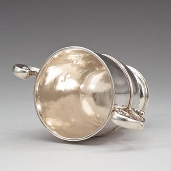 An Irish 18th century silver "Loving cup", marks possibly of Thomas Bolton, Dublin 1714-1715.