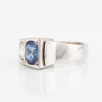 Ring, Lantz, 18K white gold with sapphire and brilliant-cut diamonds.