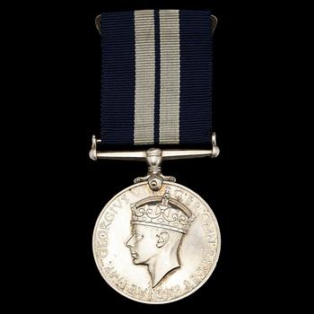 MEDALJ, silver, "For distinguished service", England, 1900-tal. Tot vikt 38 g.