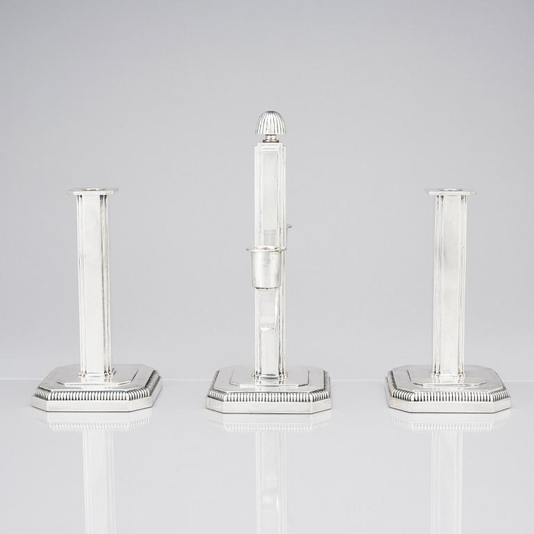 W.A. Bolin, garnityr, en kandelaber och ett par ljusstakar, Stockholm 1953, silver.