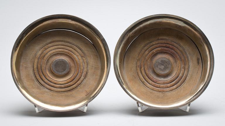 COASTERS, ett par, silver, London, England. Total vikt ca 469 g.