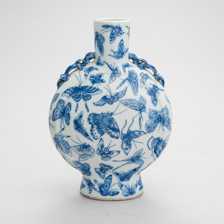 A Chinese late Qing dynasty porcelain pilgrim bottle / vase, around 1900.