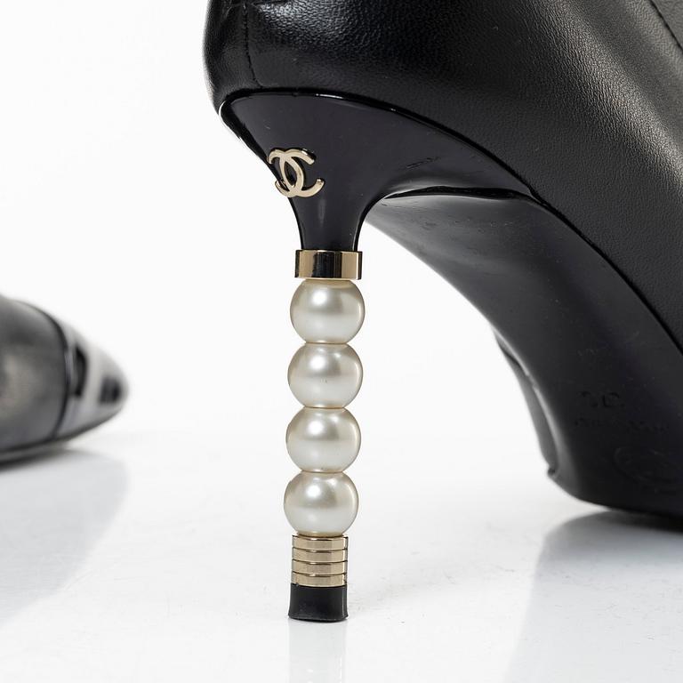 Chanel, ankle boots, size 37C.