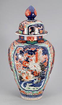 URNA, porslin, Japan 1800-talets slut.