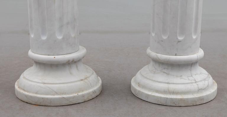PIEDESTALER, 1 par, marmor, 1900-talets andra hälft.