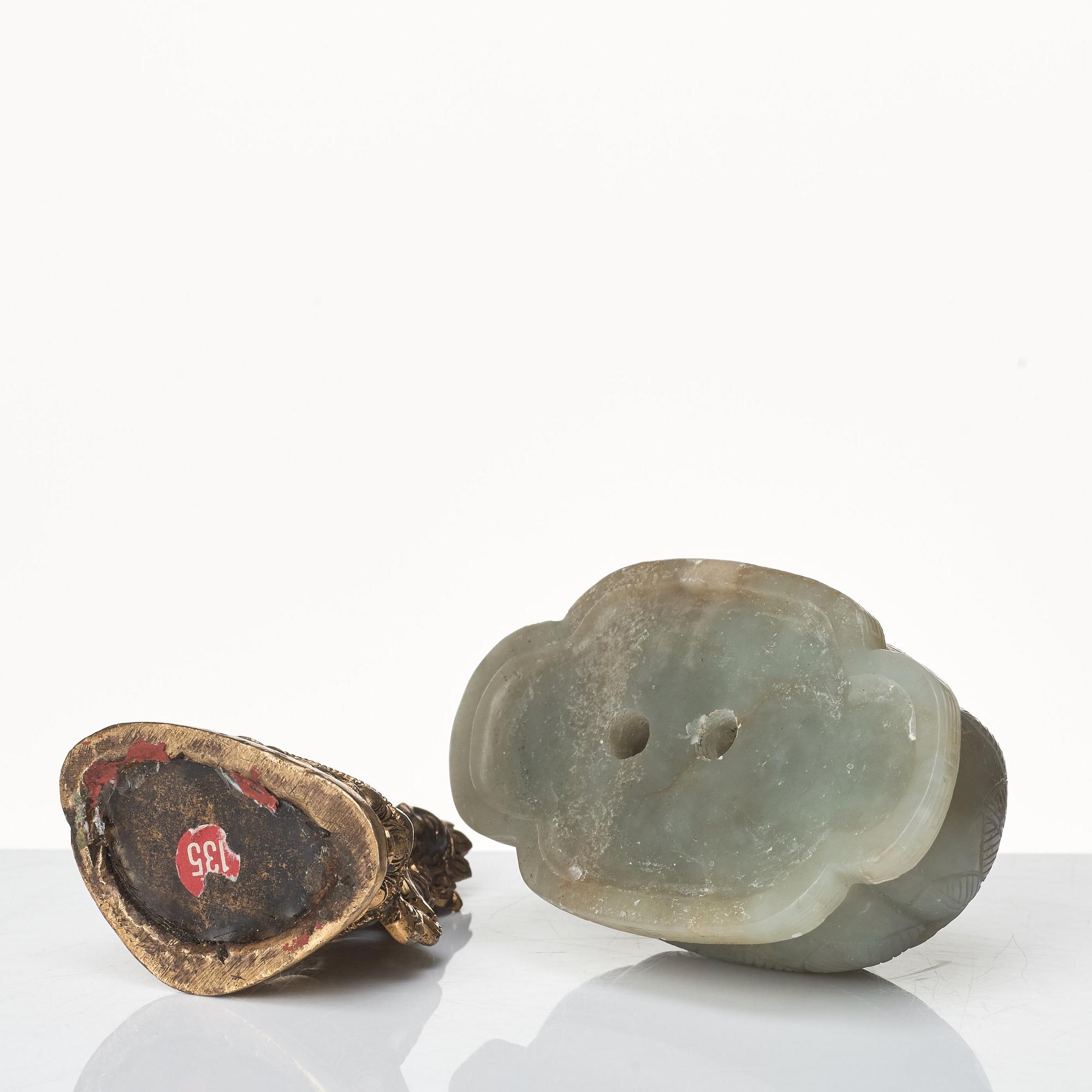 Amittayus, förgylld brons, sockel av nefrit. Tibetokinesisk, semt 1800-tal.
