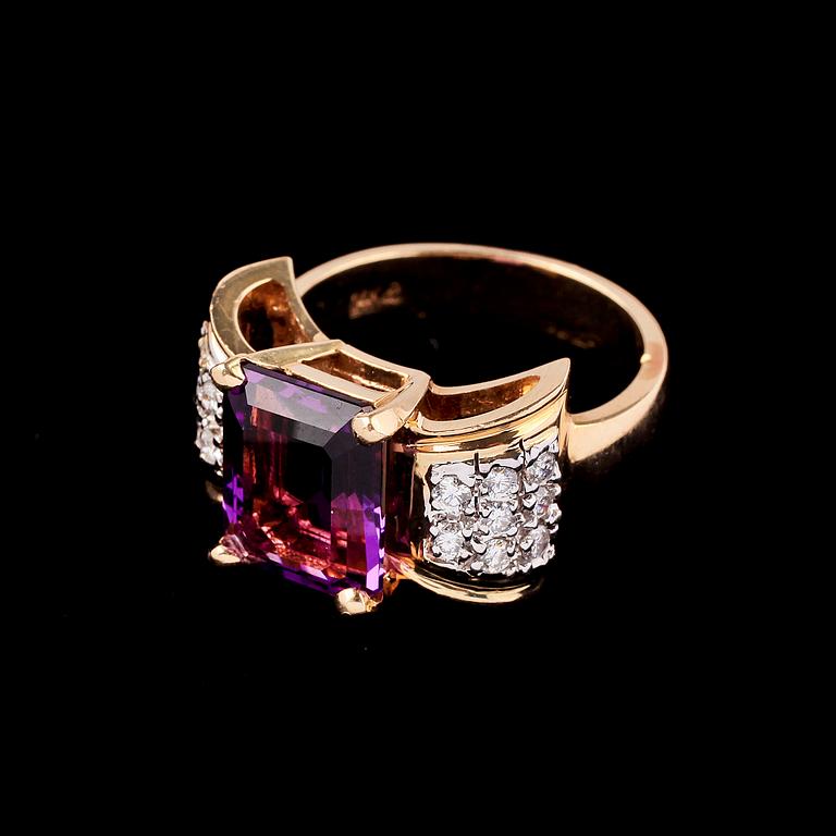RING, 14k guld med ametist samt 16 briljantslipade diamanter. Vikt 10 g.