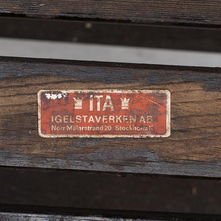 TRÄDGÅRDSSTOLAR, 4 delar, "Bergshamra", Carl Malmsten, Igelstaverken, samt BORD, 1900-talets andra hälft.