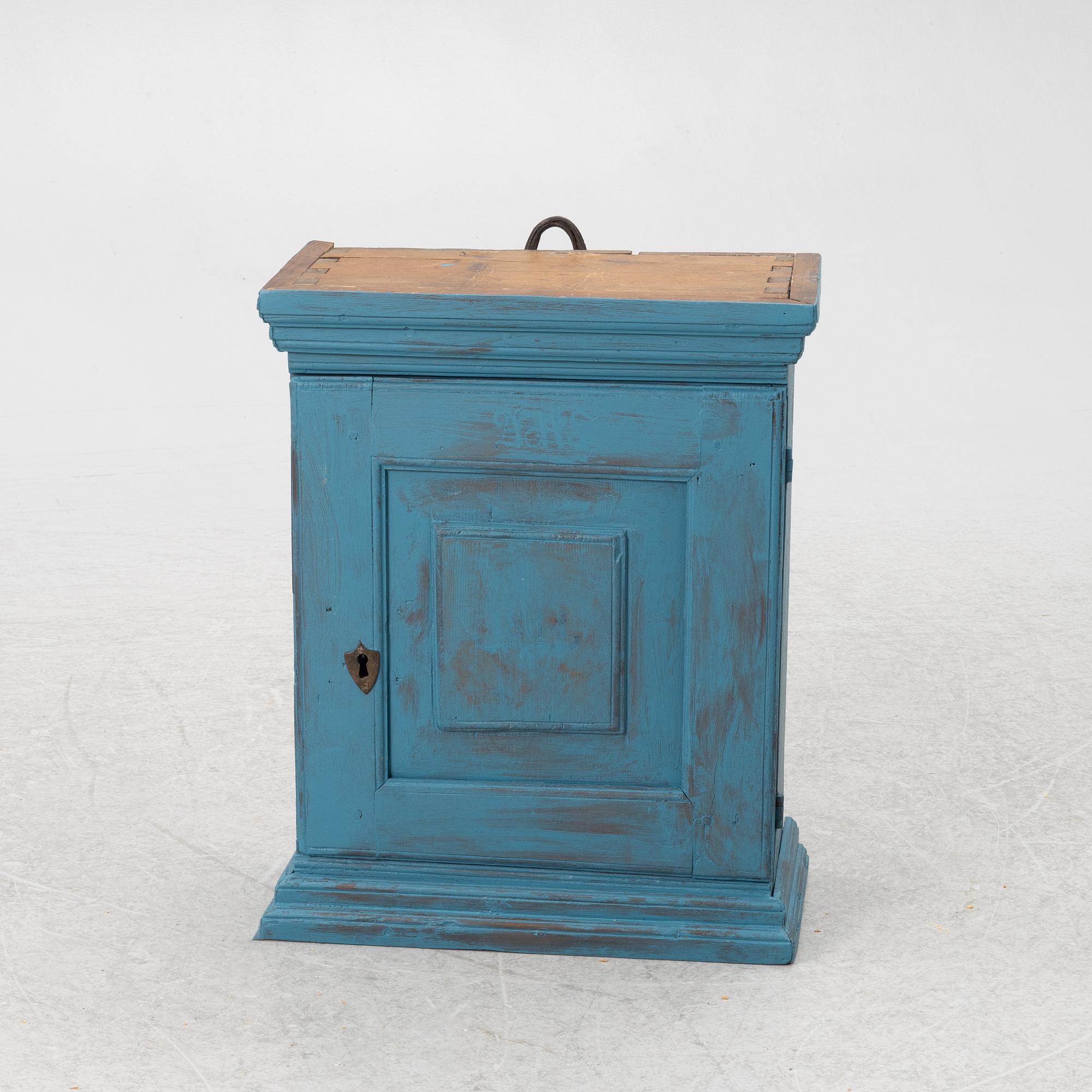 Hängskåp, allmoge, 1800-tal.