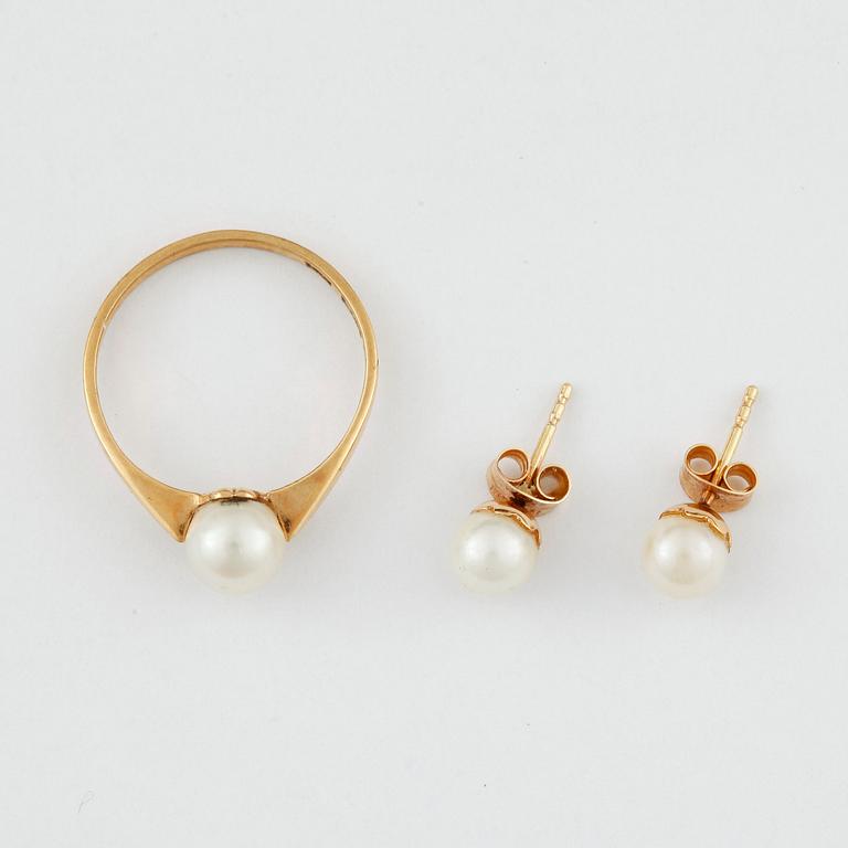 RING SAMT ETT PAR ÖRHÄNGEN, guld 18K, pärlor. Bla Ekström & Blom, Falköping. Tot ca 4 gram.
