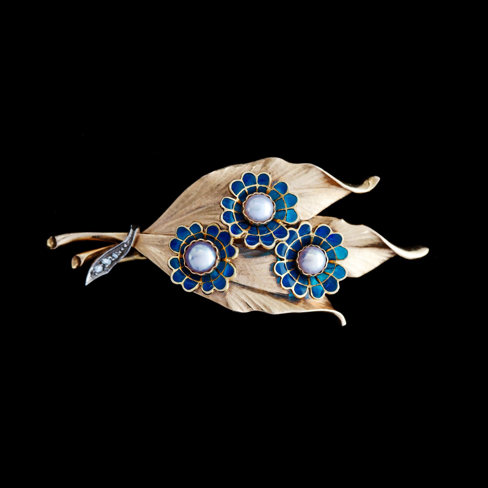 BROOCH, enamel work and half pearls.